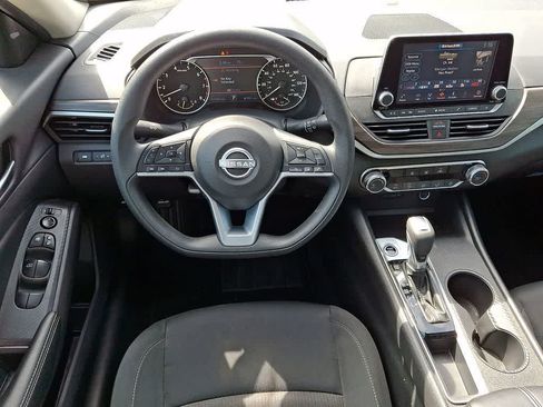 Used 2025 Nissan Altima 2.5 SV FWD image 10