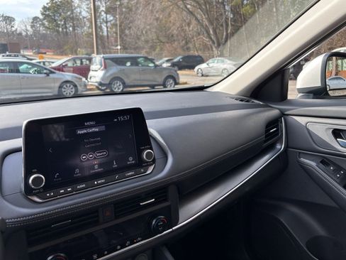 Used 2025 Nissan Rogue SV image 37