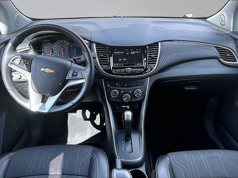 Used 2022 Chevrolet Trax LT w/ LT Convenience Package image 16