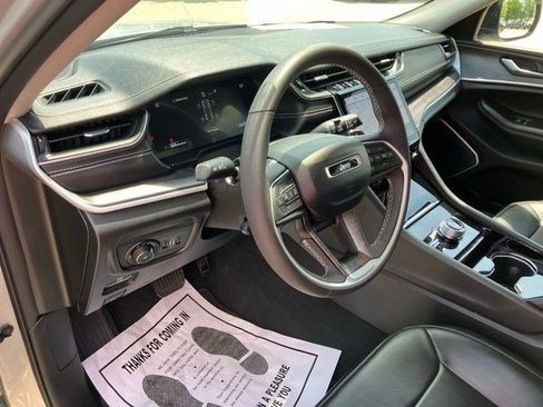 Certified 2023 Jeep Grand Cherokee Limited w/ Luxury Tech Group II AWD/4WD image 13