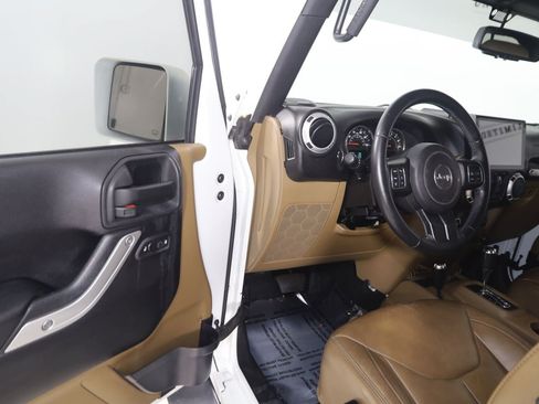 Used 2015 Jeep Wrangler Unlimited Sahara w/ Connectivity Group AWD/4WD image 43
