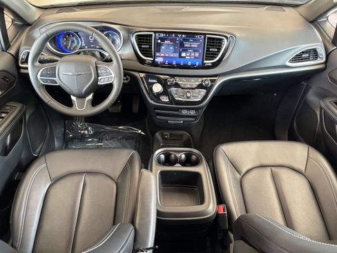 Used 2025 Chrysler Pacifica Select FWD image 32
