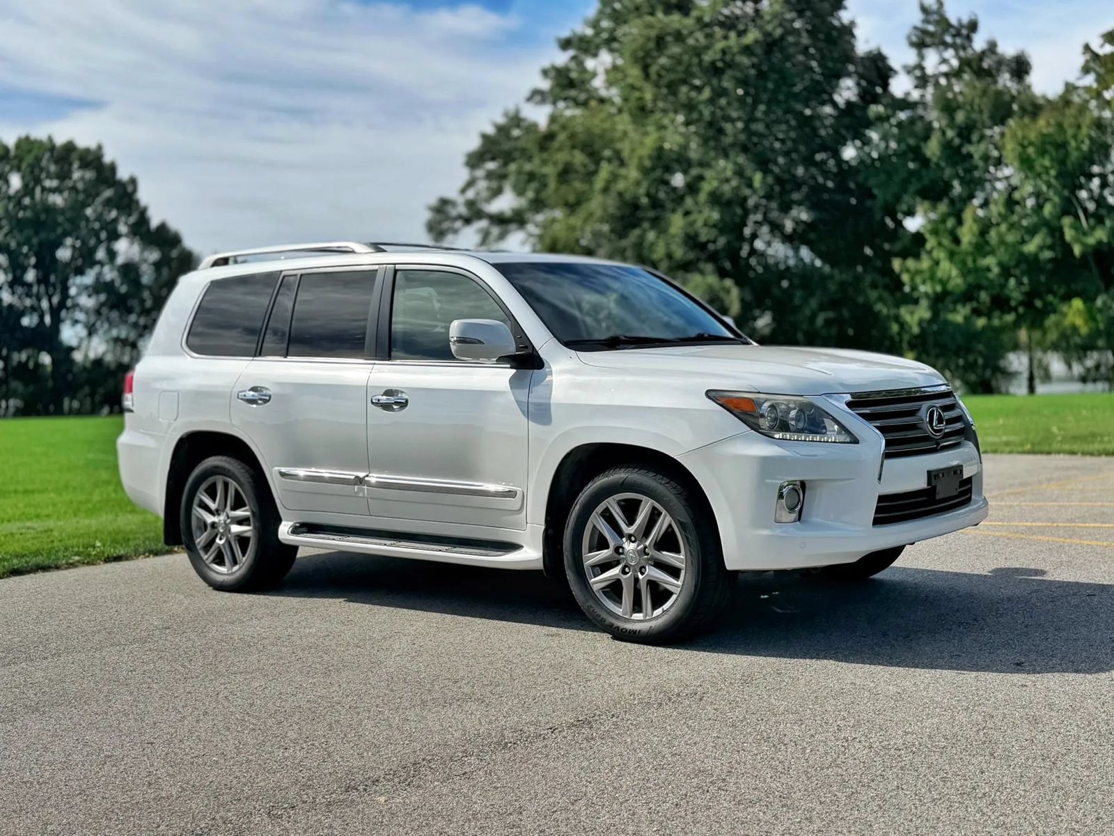 Used 2013 Lexus LX 570 4WD w/ Luxury Pkg image 2