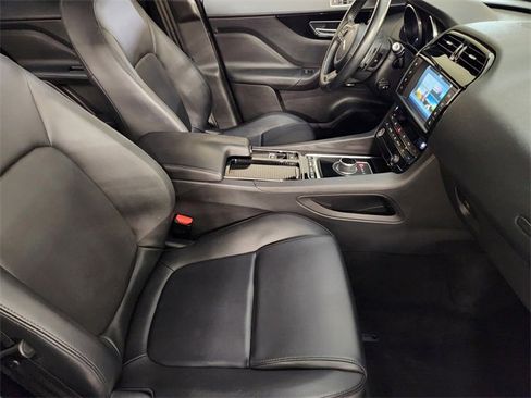 Used 2018 Jaguar F-PACE Premium image 3