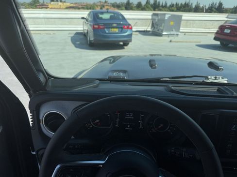 Used 2025 Jeep Wrangler Sahara image 33