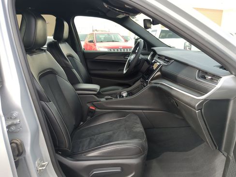 Used 2024 Jeep Grand Cherokee Altitude image 33