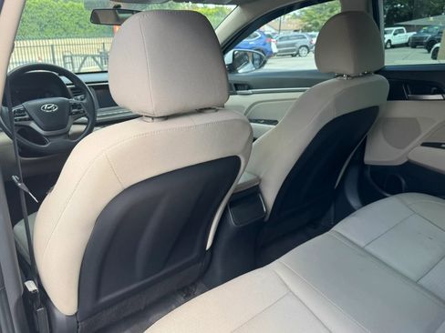 Used 2017 Hyundai Elantra SE FWD image 17