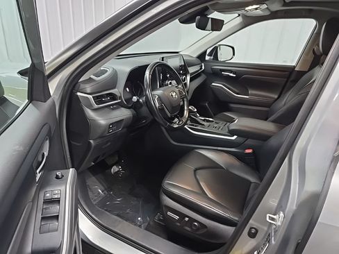 Used 2020 Toyota Highlander XLE AWD/4WD image 31