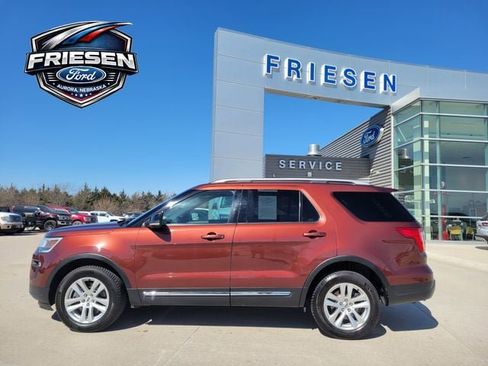 Used 2018 Ford Explorer XLT w/ Equipment Group 202A image 4