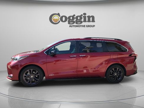 Used 2021 Toyota Sienna XSE FWD image 2