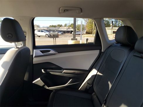 Certified 2025 Volkswagen Taos SE image 10