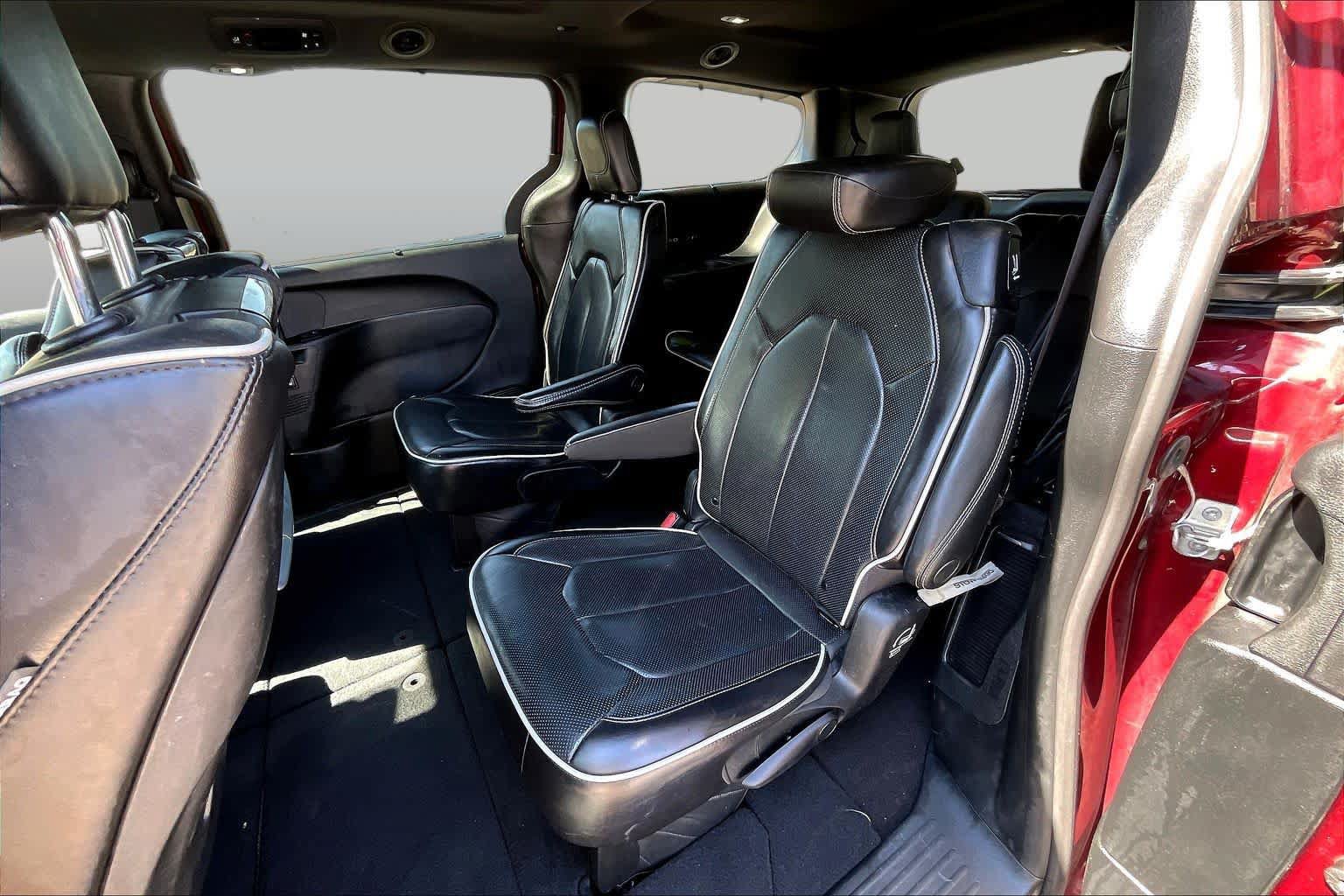 Used 2023 Chrysler Pacifica Limited w/ Uconnect Theater Family Group FWD image 20