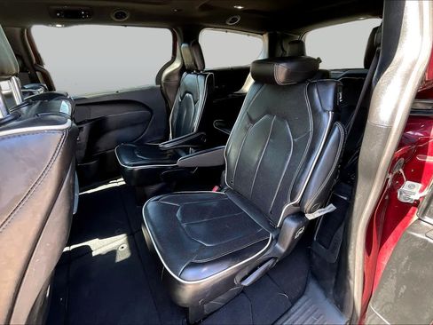 Used 2023 Chrysler Pacifica Limited w/ Uconnect Theater Family Group FWD image 20
