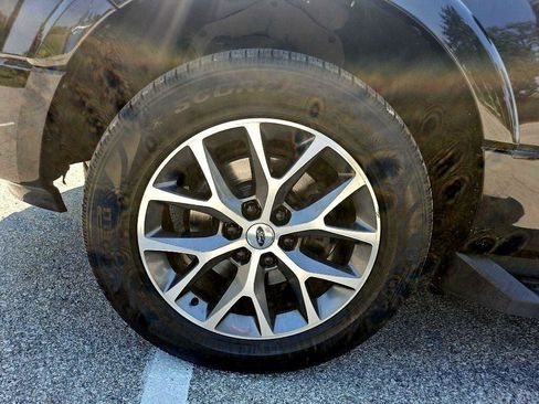 Used 2017 Ford Expedition XLT w/ Equipment Group 202A AWD/4WD image 37
