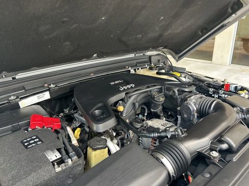 Used 2018 Jeep Wrangler Unlimited Sport S AWD/4WD image 9
