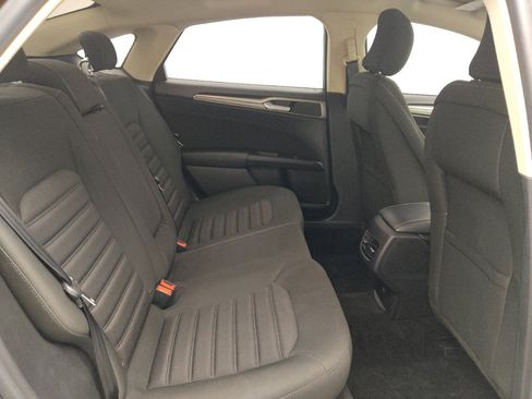 Used 2018 Ford Fusion SE w/ Fusion SE Technology Package FWD image 19