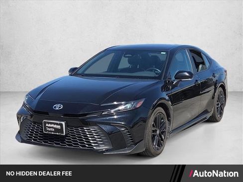 Used 2025 Toyota Camry SE FWD image 1