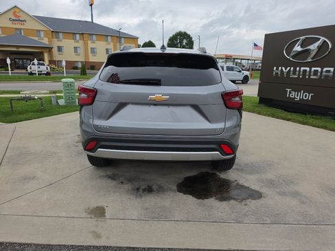 Used 2025 Chevrolet Trax LT FWD image 6
