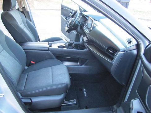 Used 2024 Nissan Rogue SV FWD image 24