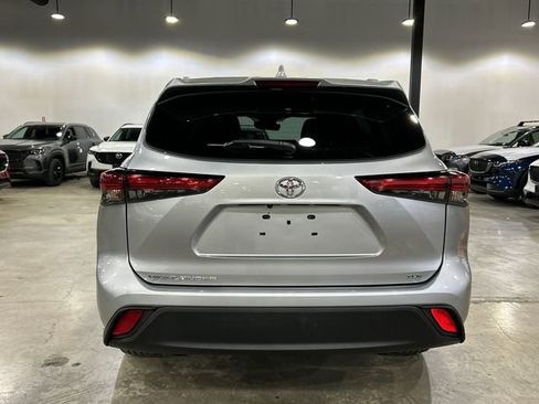Used 2022 Toyota Highlander XLE FWD image 3