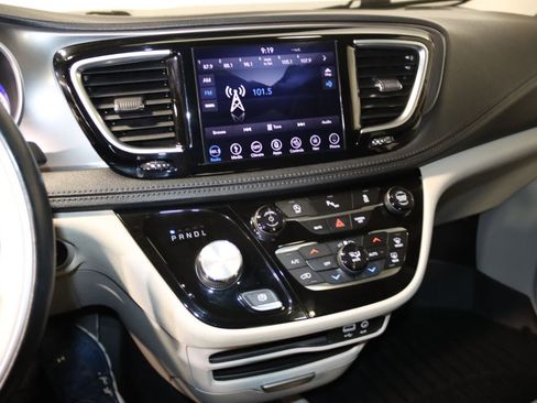 Used 2018 Chrysler Pacifica Limited FWD image 45