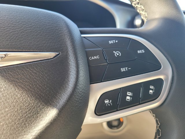 Used 2023 Chrysler Pacifica Touring-L FWD image 27