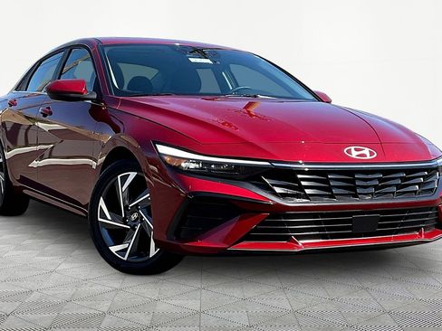 Used 2025 Hyundai Elantra SEL image 3