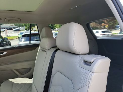 Certified 2025 Volkswagen Atlas SE w/ Panoramic Sunroof Package FWD image 9