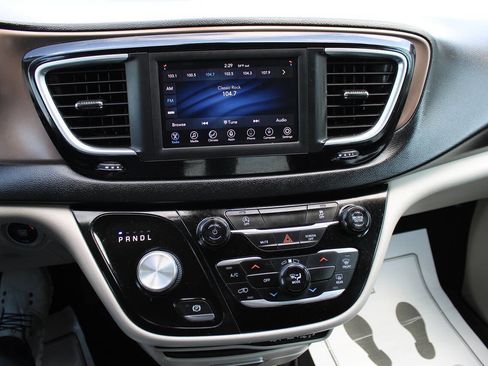 Used 2021 Chrysler Voyager Lxi image 15