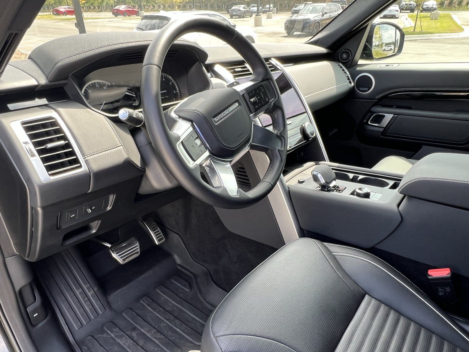 Used 2023 Land Rover Discovery Metropolitan Edition AWD/4WD image 16