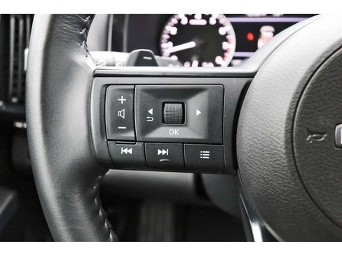 Used 2025 Nissan Pathfinder SV image 14