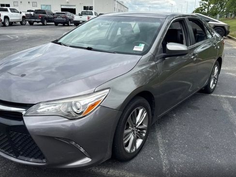 Used 2017 Toyota Camry SE FWD image 1