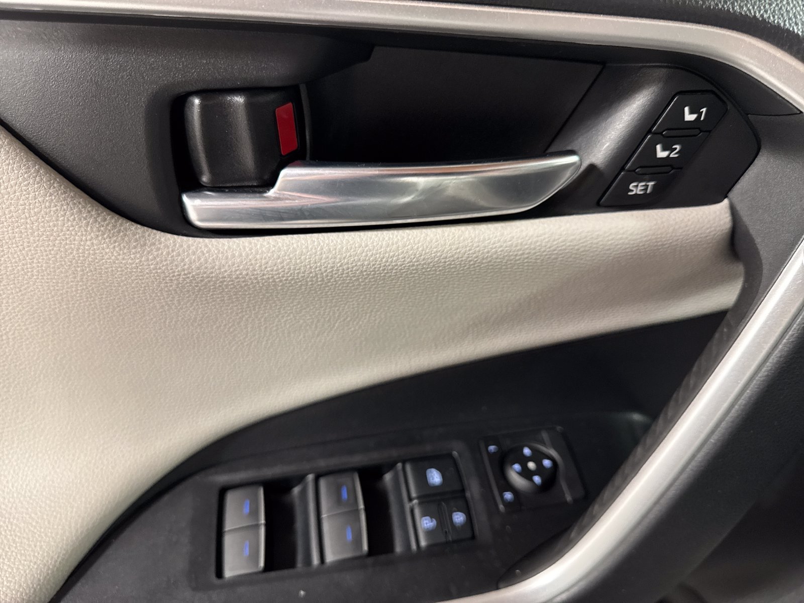 Used 2022 Toyota RAV4 Limited AWD/4WD image 19