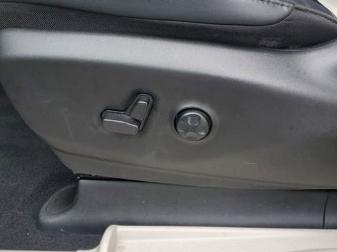 Certified 2024 Chrysler Pacifica Touring-L image 22