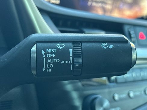 Certified 2019 Lexus ES 300h w/ Luxury Package image 33