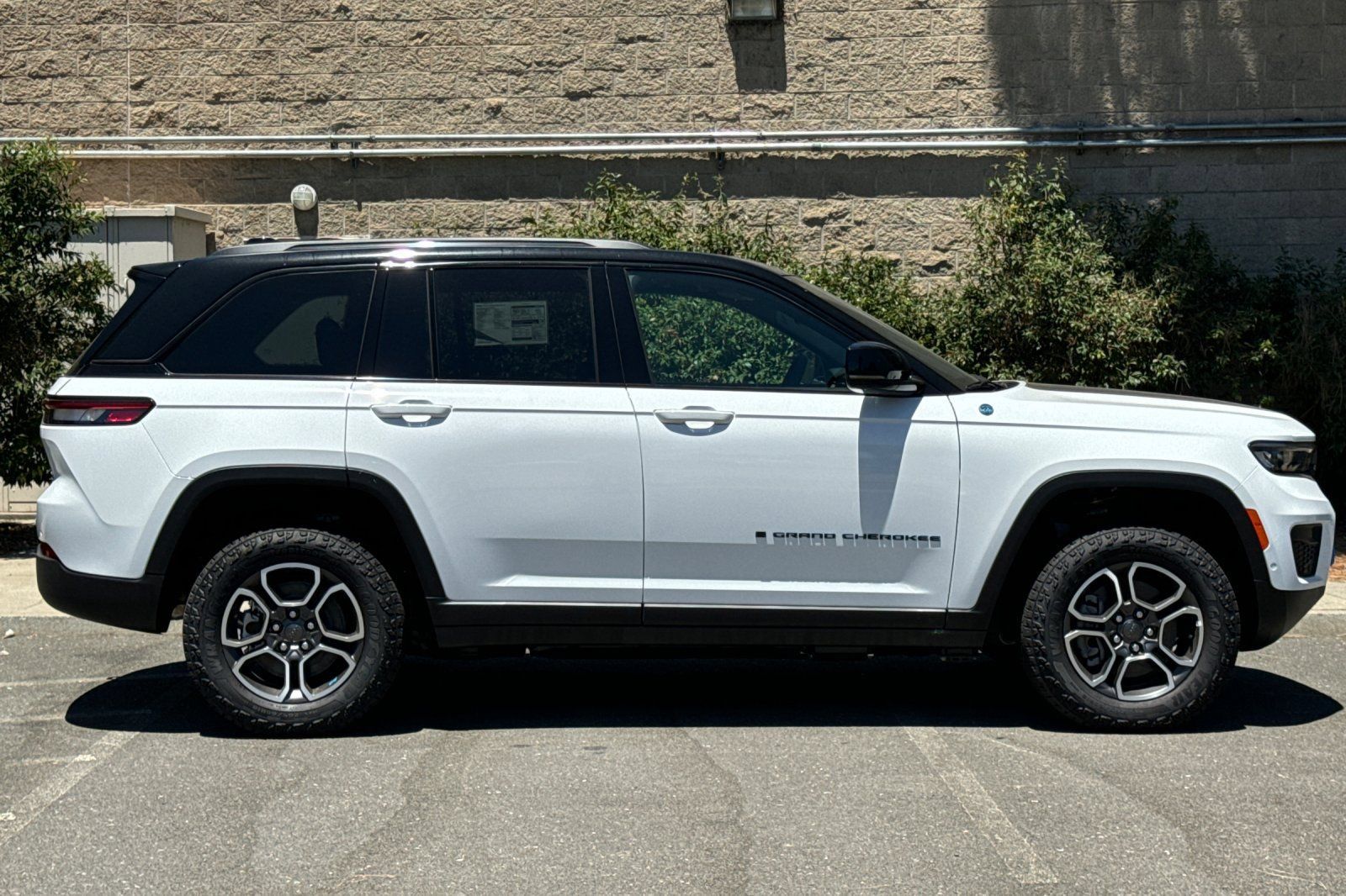 New 2023 Jeep Grand Cherokee Trailhawk w/ Advanced Protech Group II AWD/4WD image 2