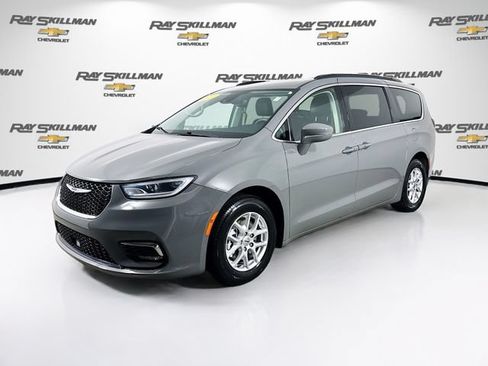 Used 2022 Chrysler Pacifica Touring-L FWD image 3