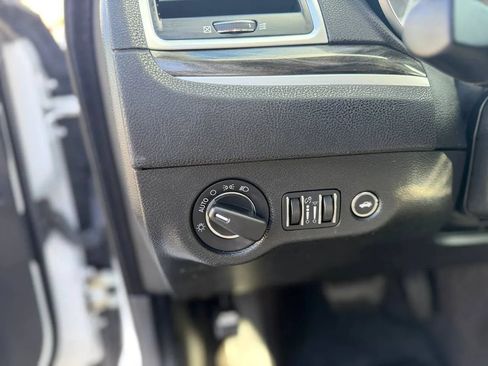 Used 2016 Chrysler 300 Limited image 38