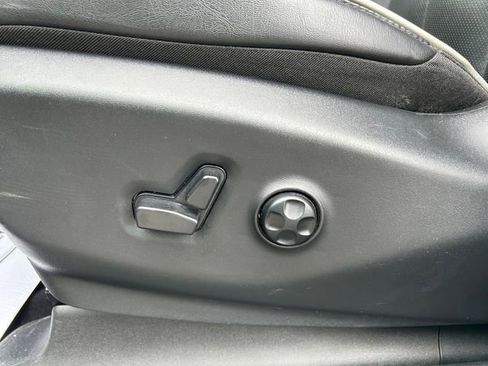 Used 2025 Chrysler Pacifica Limited image 23