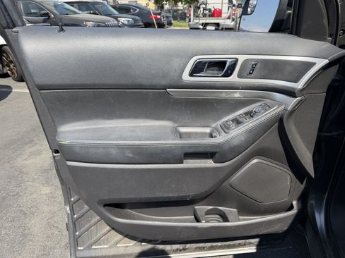 Used 2015 Ford Explorer XLT w/ Equipment Group 202A FWD image 10