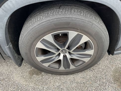 Used 2023 Toyota Highlander XLE image 11