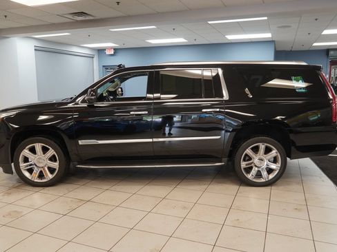 Used 2018 Cadillac Escalade ESV Luxury AWD/4WD image 2