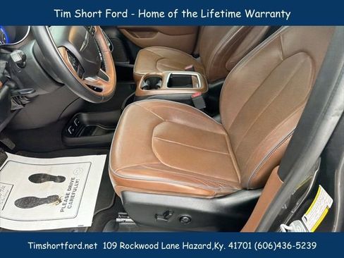 Used 2018 Chrysler Pacifica Limited w/ Tire & Wheel Group FWD image 8