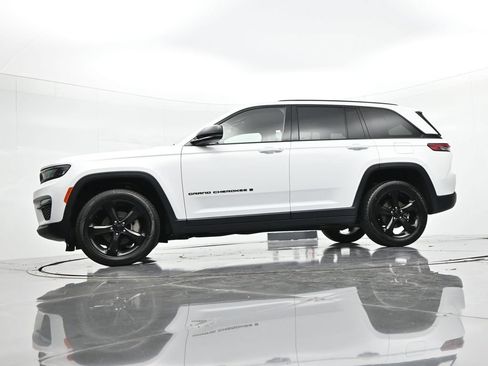 Used 2023 Jeep Grand Cherokee Limited w/ Black Appearance Package AWD/4WD image 23