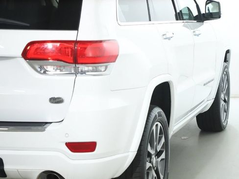 Used 2017 Jeep Grand Cherokee Overland AWD/4WD image 46