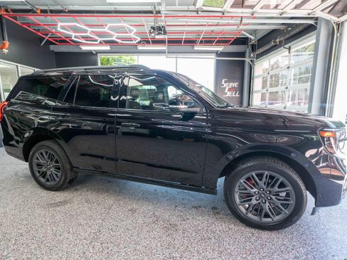 Used 2025 Ford Expedition Platinum w/ Stealth Performance Package AWD/4WD image 5