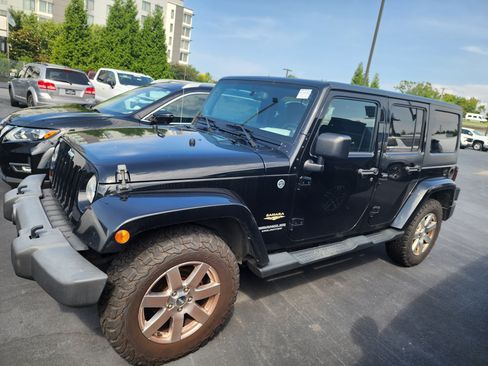 Used 2013 Jeep Wrangler Unlimited Sahara w/ Connectivity Group AWD/4WD image 2
