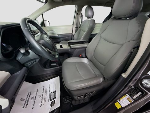Used 2024 Toyota Sienna XLE FWD image 14