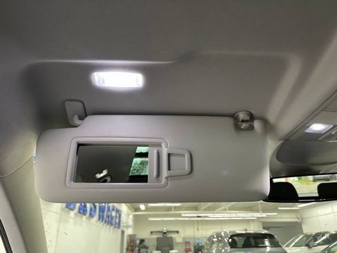 Used 2024 Volkswagen Taos SE w/ Panoramic Sunroof Package AWD/4WD image 19