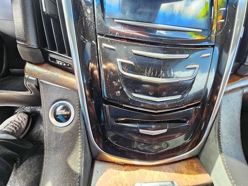 Used 2015 Cadillac Escalade Luxury image 28